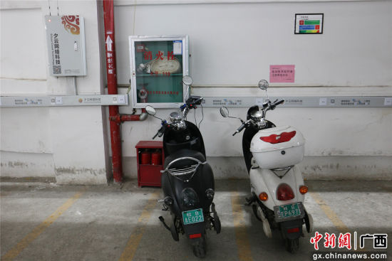 柳州市窯埠古鎮(zhèn)地下停車場的電動(dòng)車充電區(qū)。謝耘 攝